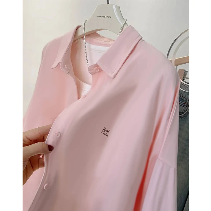 气质粉色刺绣衬衫女2025春夏新款韩版显瘦字母慵懒风长袖衬有品位