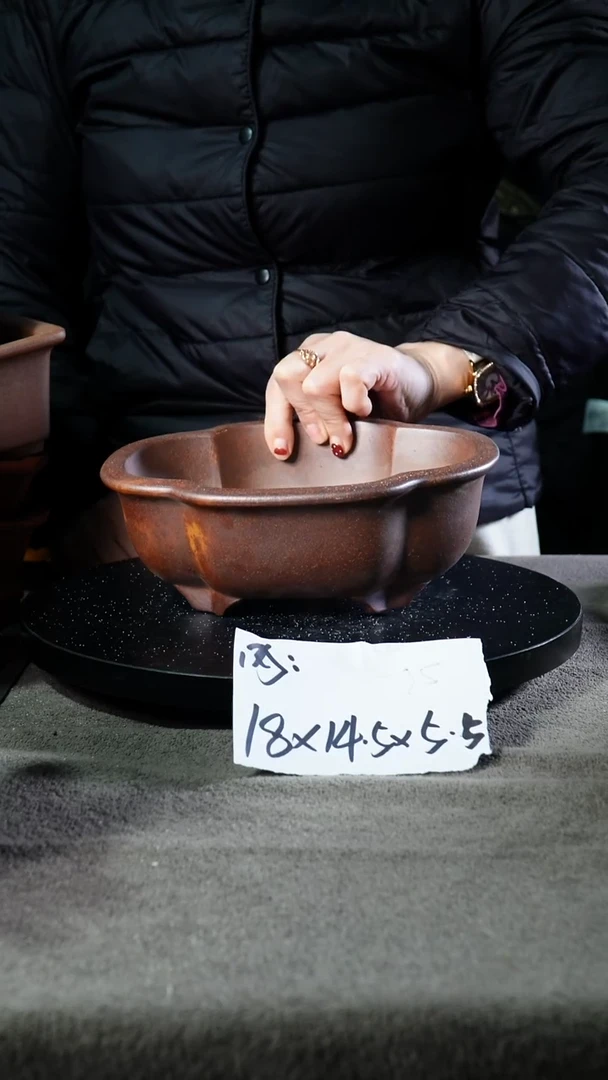 A宜兴紫砂小花盆