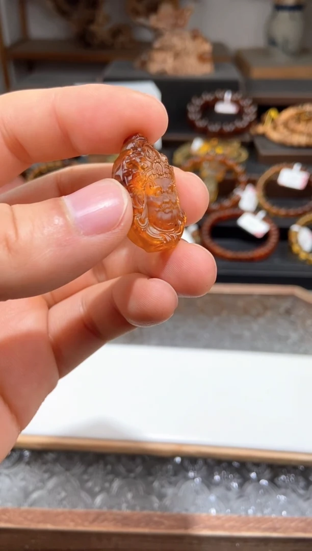 未镶嵌颈饰琥珀黄财神