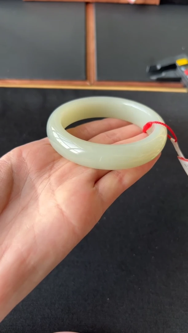 【闪购商品】和田玉手镯未镶嵌且末微色差近矿57+