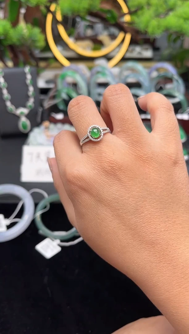 18K金镶嵌戒指翡翠戒指