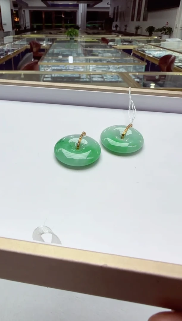 颈饰18K金镶嵌翡翠多样性发其一