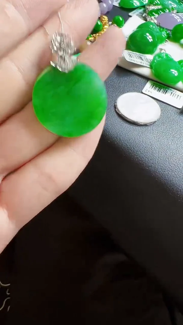颈饰18K金镶嵌翡翠圆牌