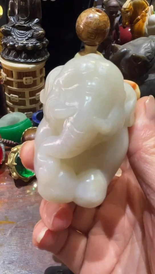 把玩小白小玉大长鼻子造形的摆件