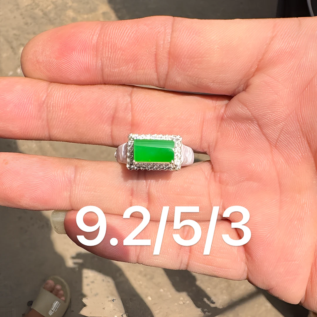 0926(小哪吒在源头)冰种翡翠木那阳绿马鞍戒面干净杠味荧光足M130