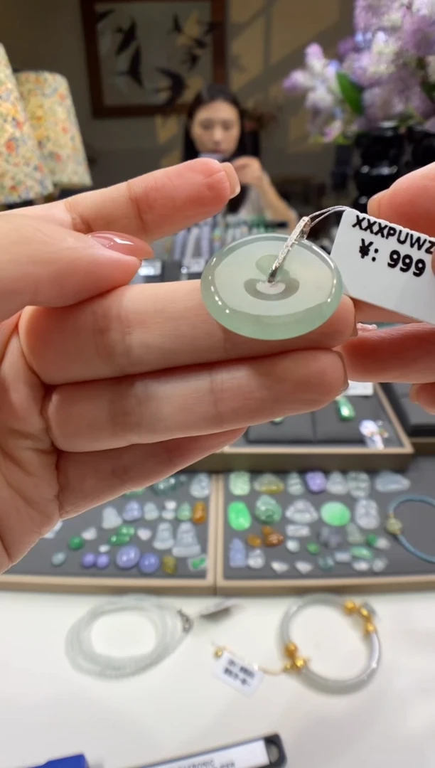 翡翠18K金镶嵌颈饰平安扣