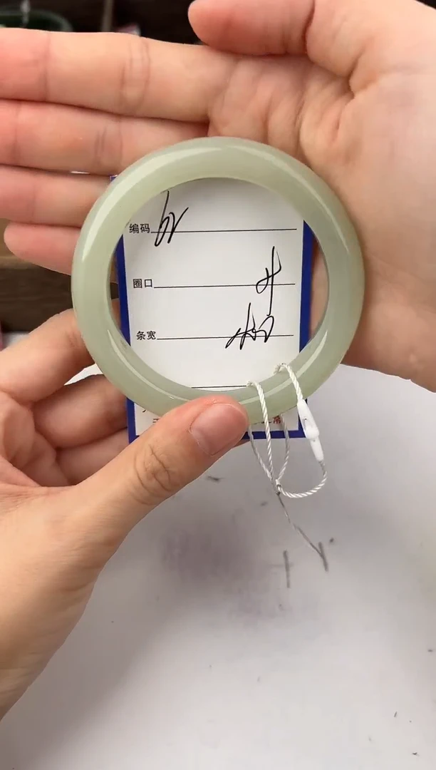 未镶嵌手镯和田玉62颜色微差无瑕疵