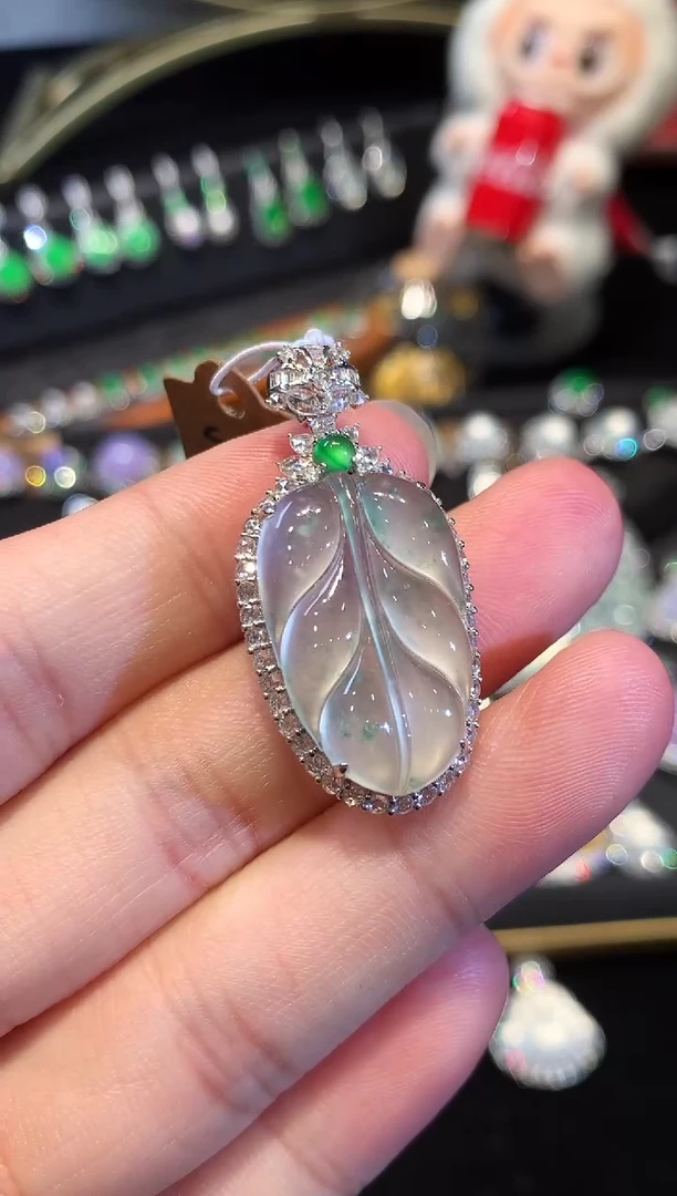 翡翠18K金镶嵌吊坠(赠链)玻璃种飘绿花树叶吊坠