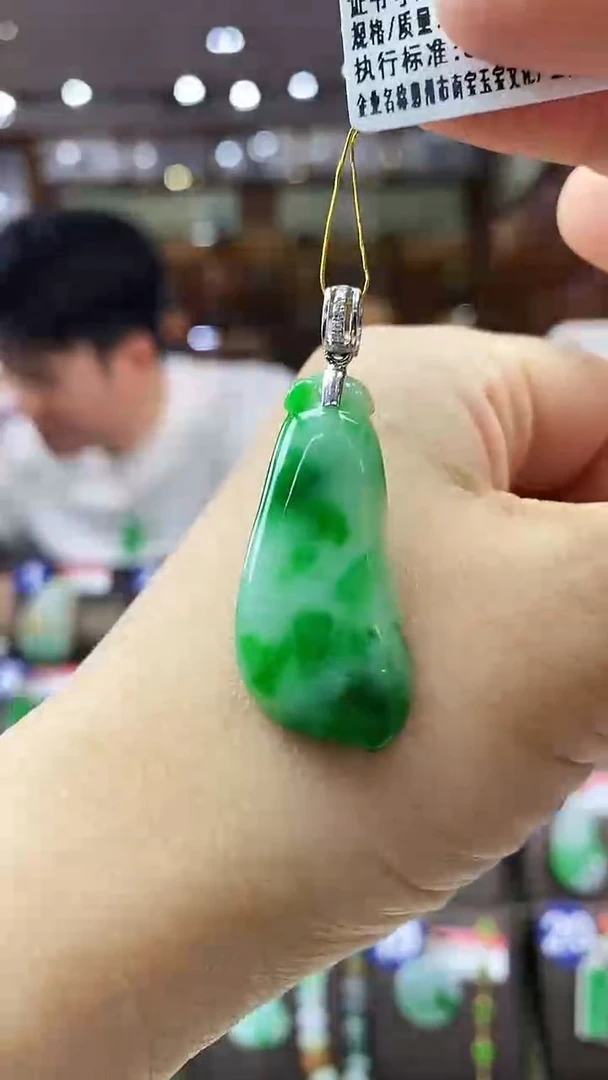 颈饰18K金镶嵌翡翠福瓜