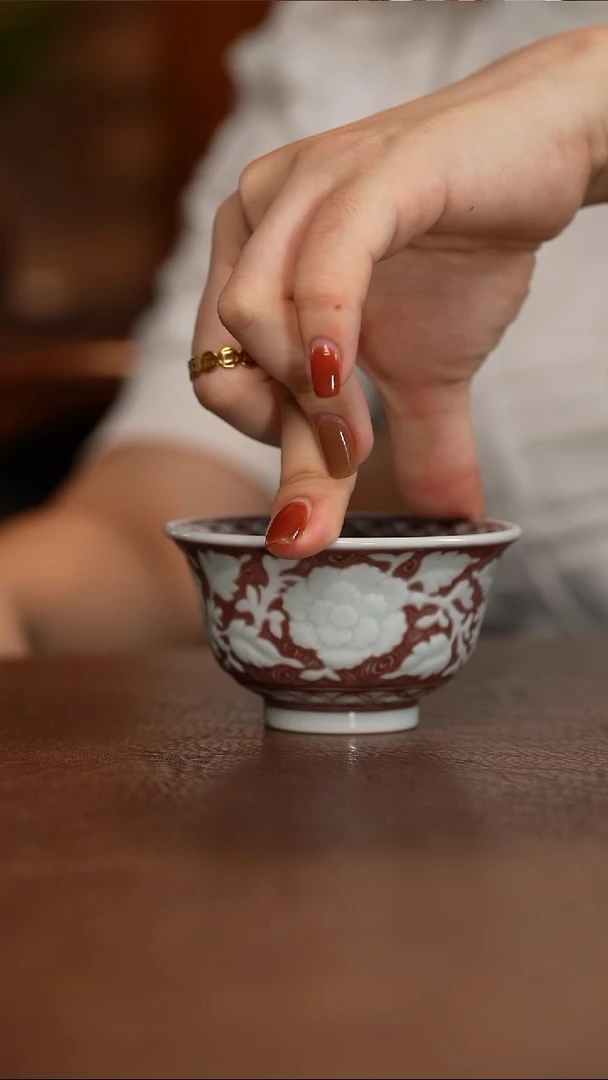 釉里红雕刻牡丹纹压手杯