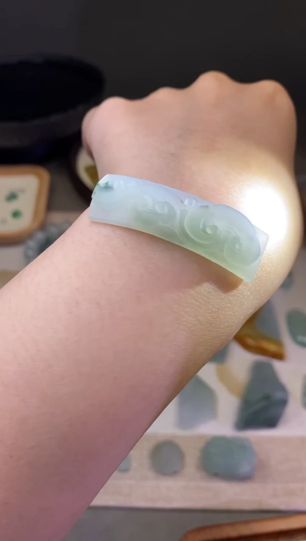 定制翡翠未镶嵌飘花手牌