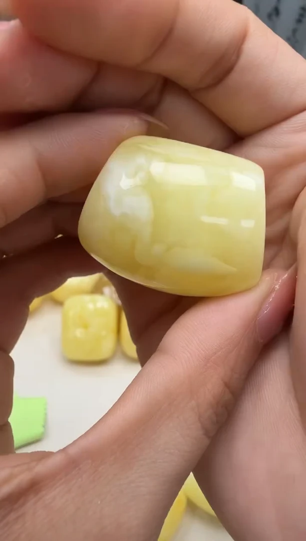 未镶嵌琥珀裸石如图