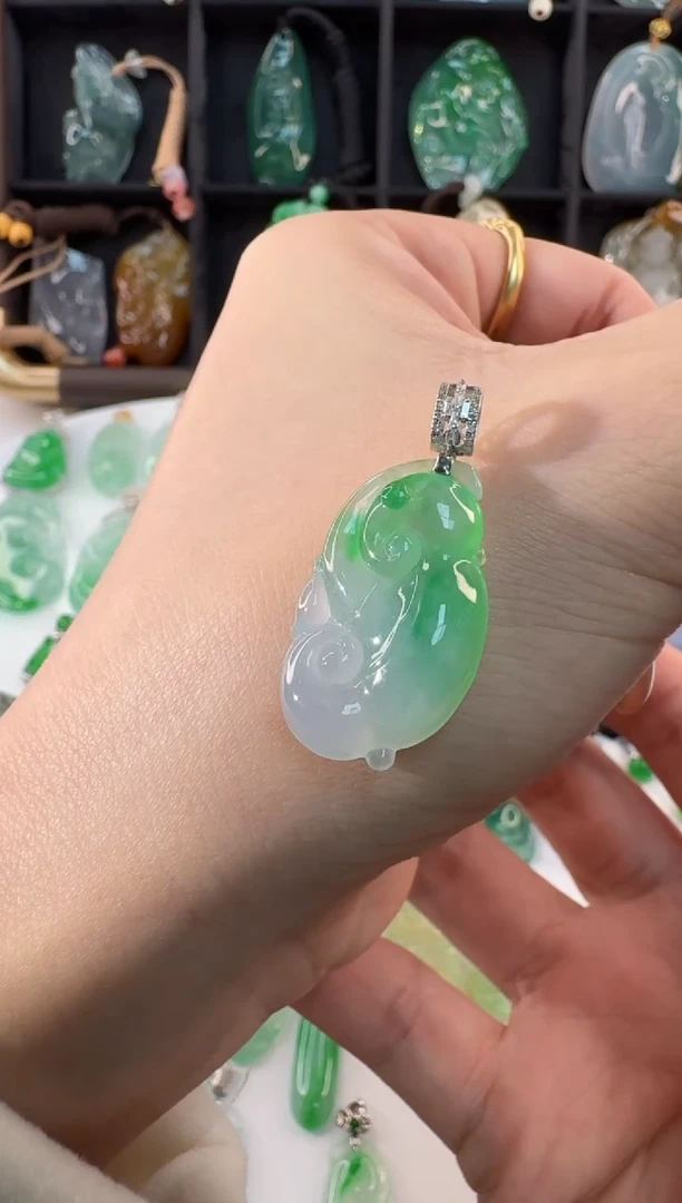颈饰18K金镶嵌翡翠缅甸A货翡翠