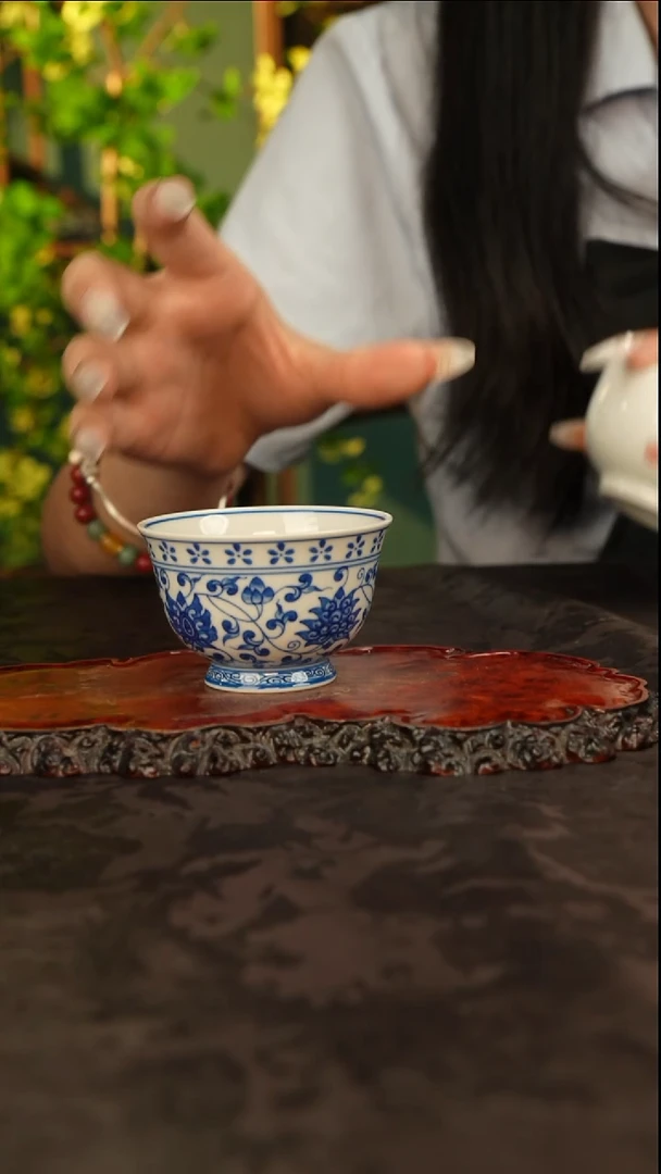 铁*青花手绘缠枝莲主人杯