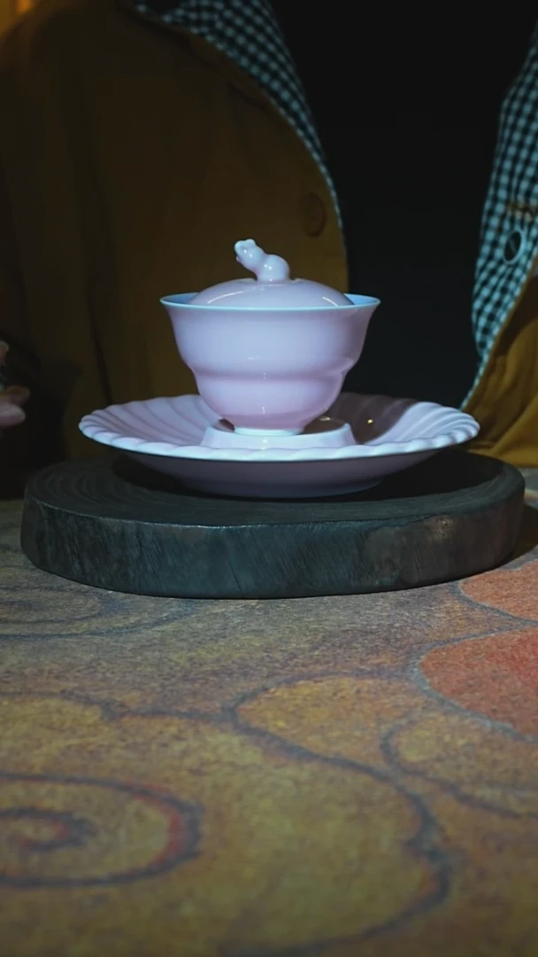 外粉内紫三才盖碗