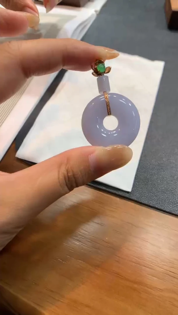 翡翠18K金镶嵌颈饰甜甜圈