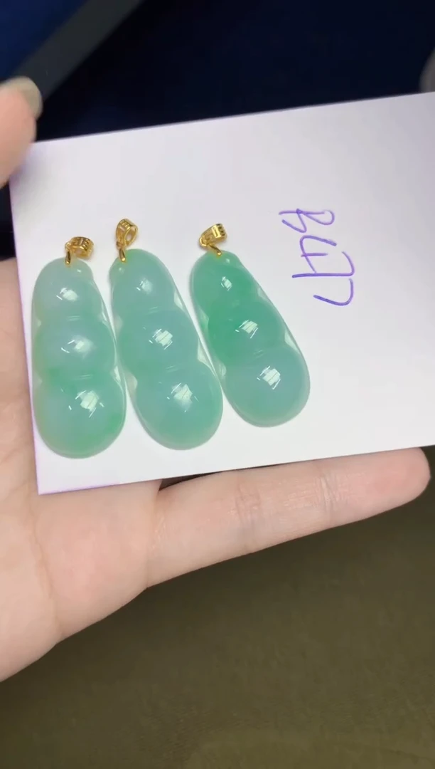 翡翠未镶嵌颈饰多样发其一