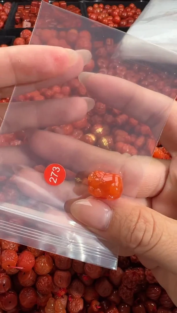 南红玛瑙未镶嵌颈饰1