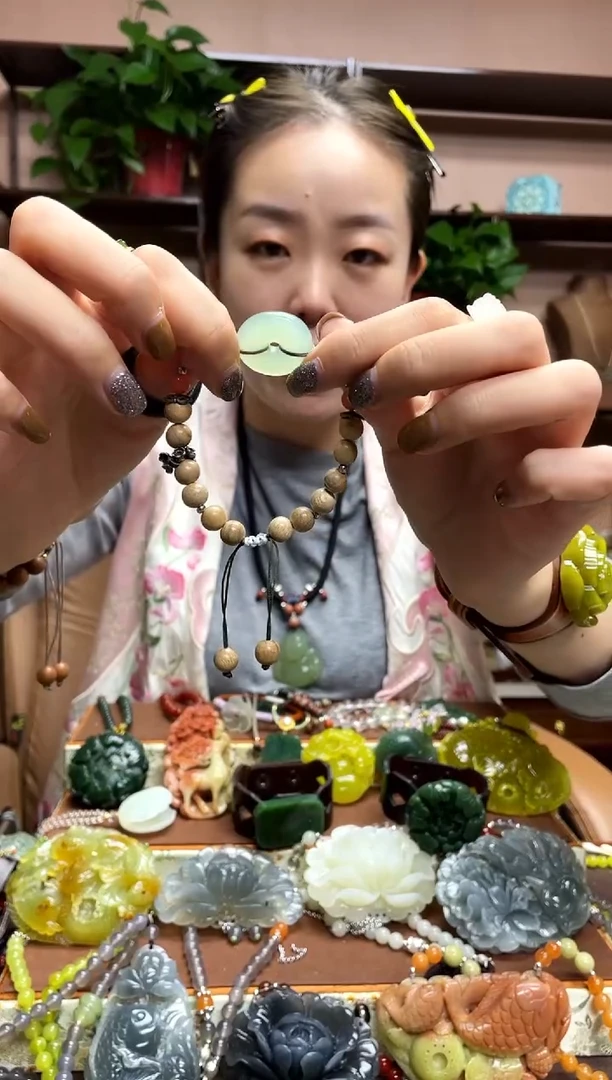 未镶嵌岫玉颈饰·