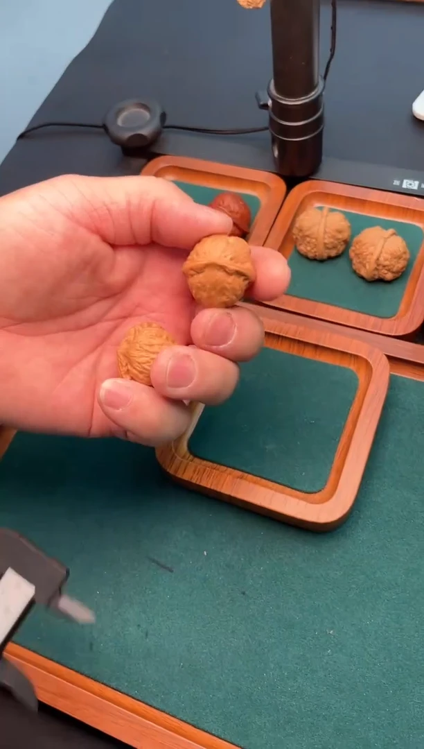 【闪购商品】文玩核桃把件秋子瓷娃娃