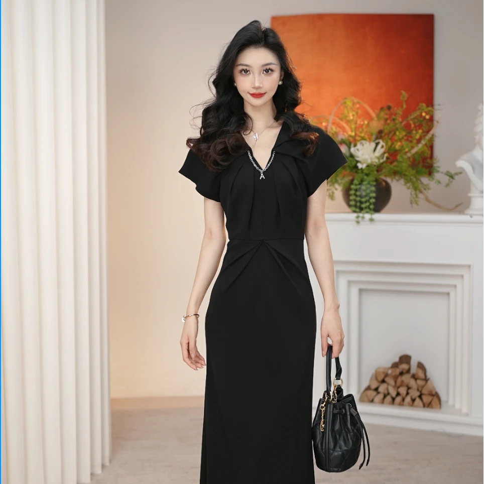 AMASS/阿玛施早春新款质感V领优雅收腰连衣裙附金属链条5500477