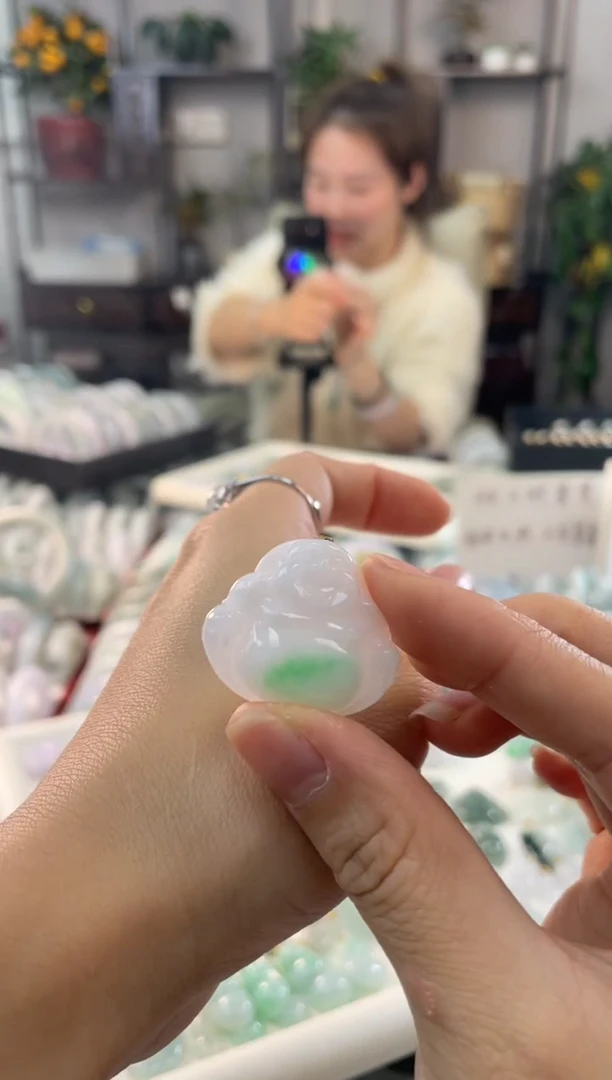 【闪购商品】翡翠吊坠(赠链)18K金镶嵌多样性发货 发一件