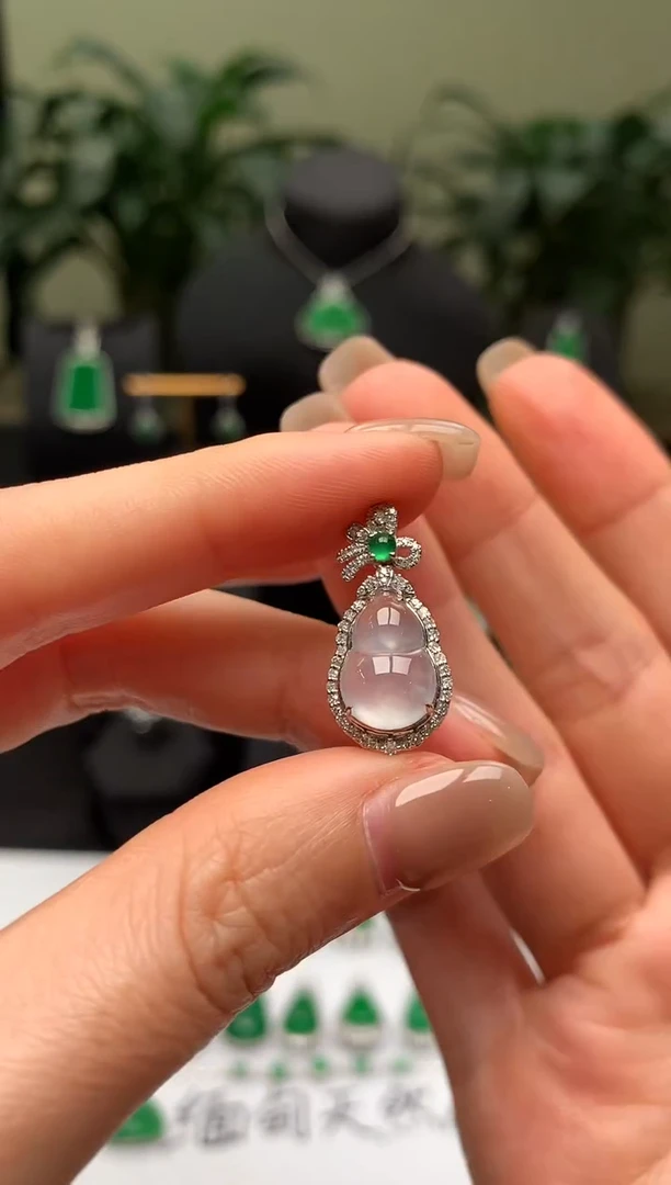 【闪购商品】翡翠颈饰18K金镶嵌葫芦