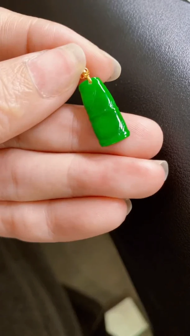 颈饰18K金镶嵌翡翠竹子