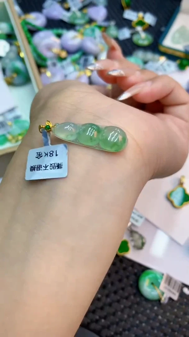 颈饰18K金镶嵌翡翠1