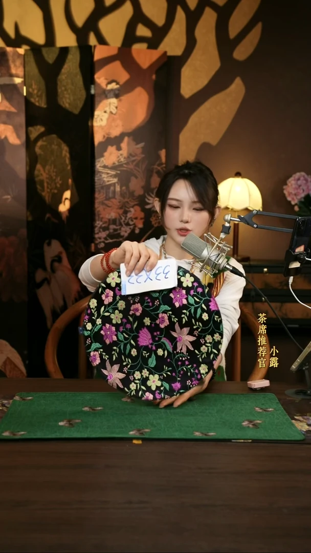 香云纱   33 33 黑底彩花卉