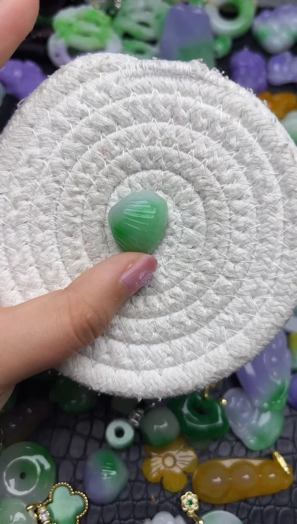 颈饰未镶嵌翡翠缅甸翡翠吊坠