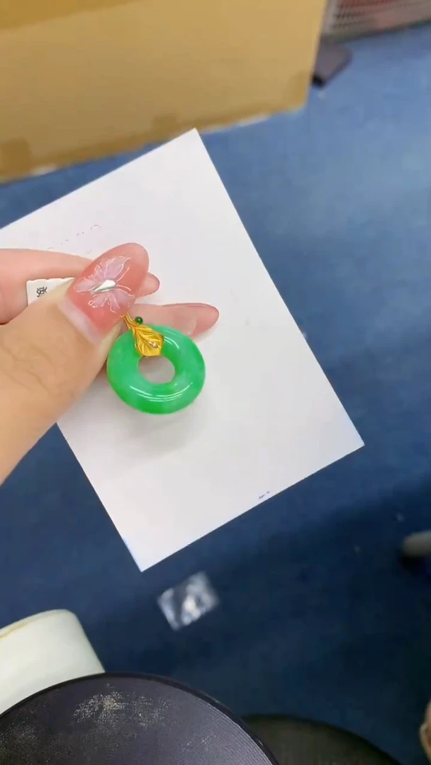 颈饰18K金镶嵌翡翠1