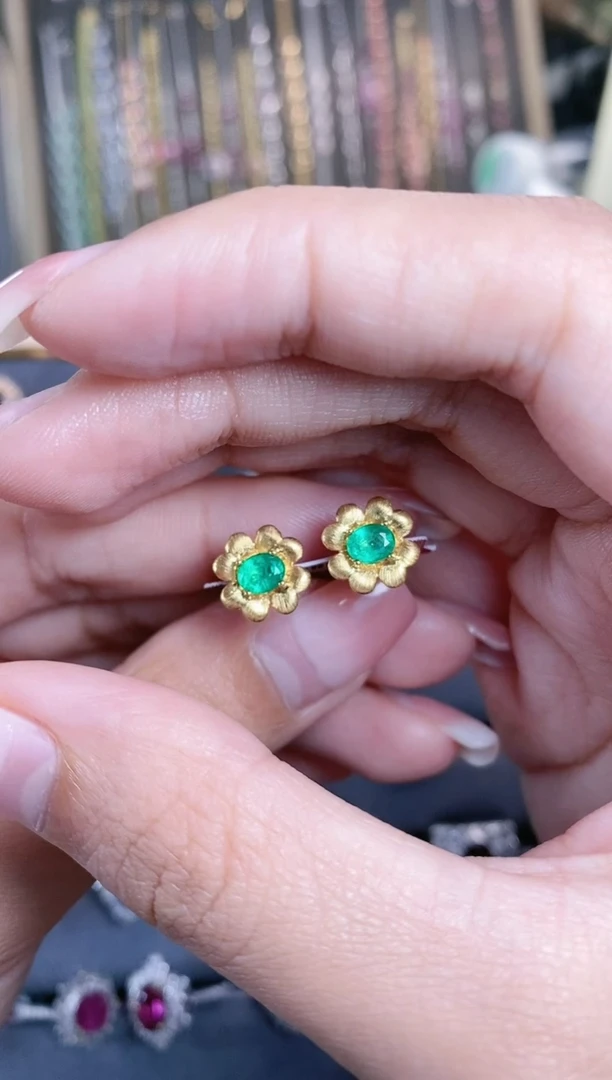 耳饰18K金镶嵌祖母绿·