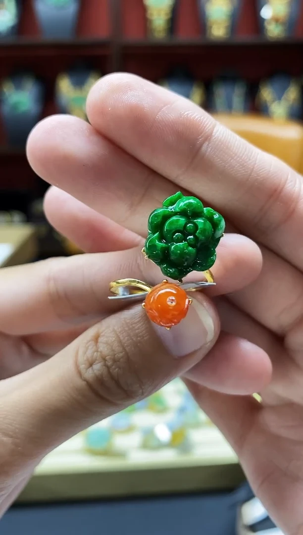 颈饰未镶嵌翡翠戒指