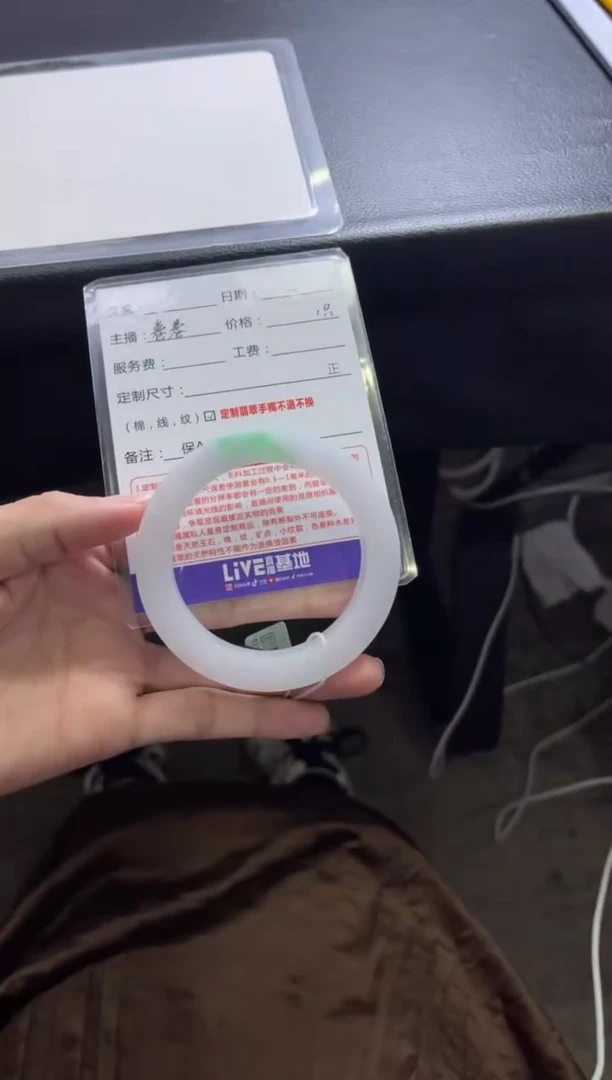 未镶嵌手镯定制翡翠?**佩定制手镯不退不换