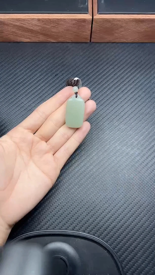 吊坠(赠链)未镶嵌和田玉且末微色差近矿吊坠