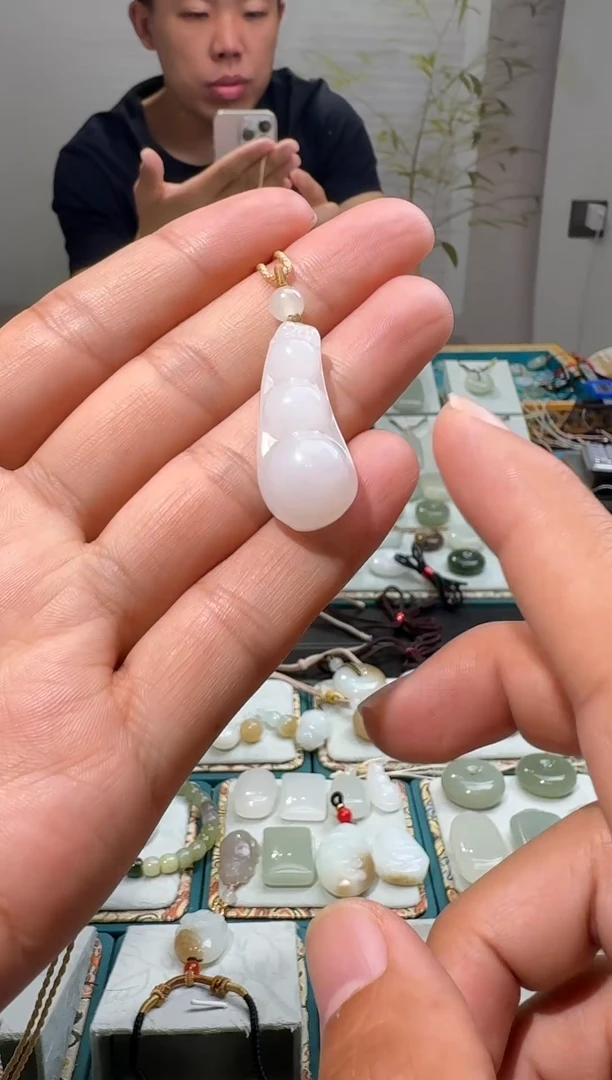 和田玉未镶嵌颈饰四季豆