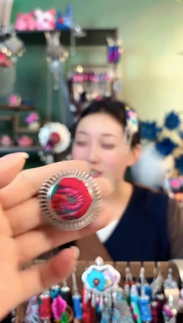 彩云南阁非遗老绣饰品260