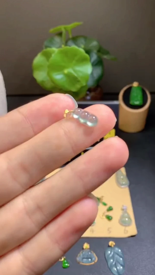 颈饰18K金镶嵌翡翠翡翠A货