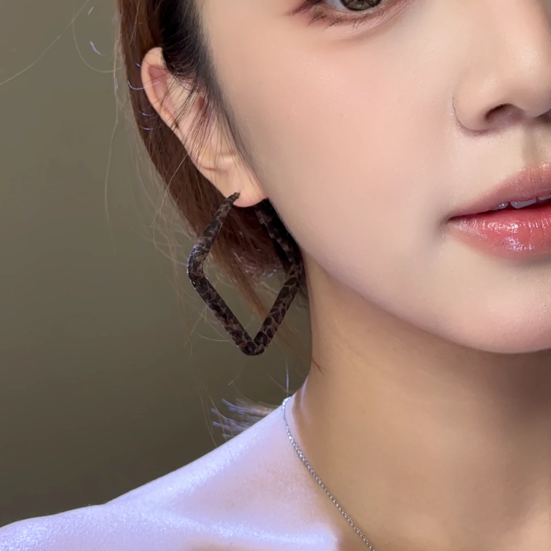 合金耳饰 港风复古植绒豹纹菱形耳圈高级感个性耳饰