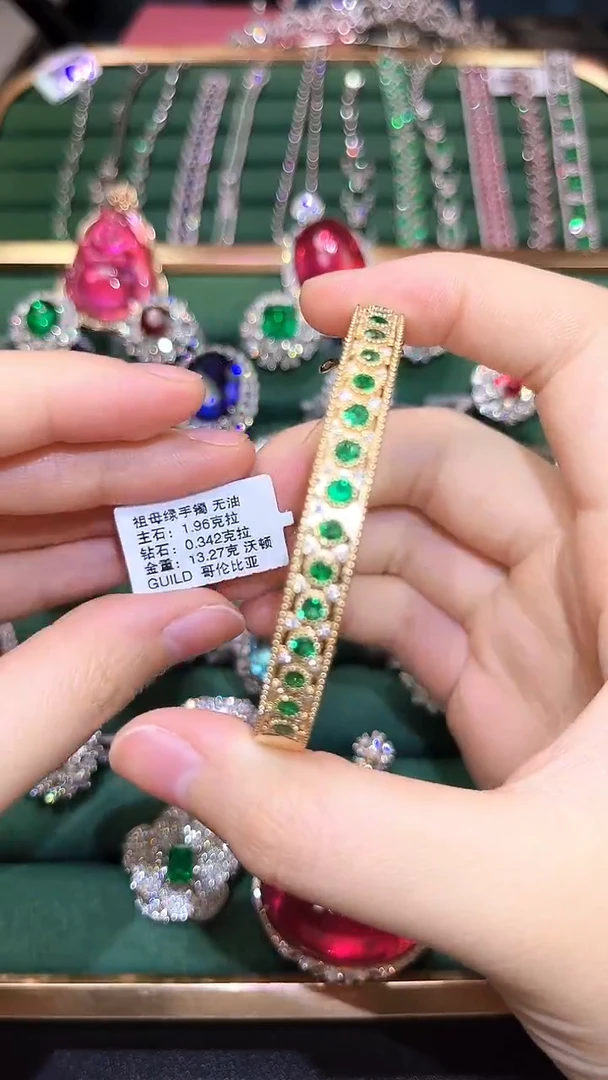 祖母绿手镯18K金镶嵌1.96克拉