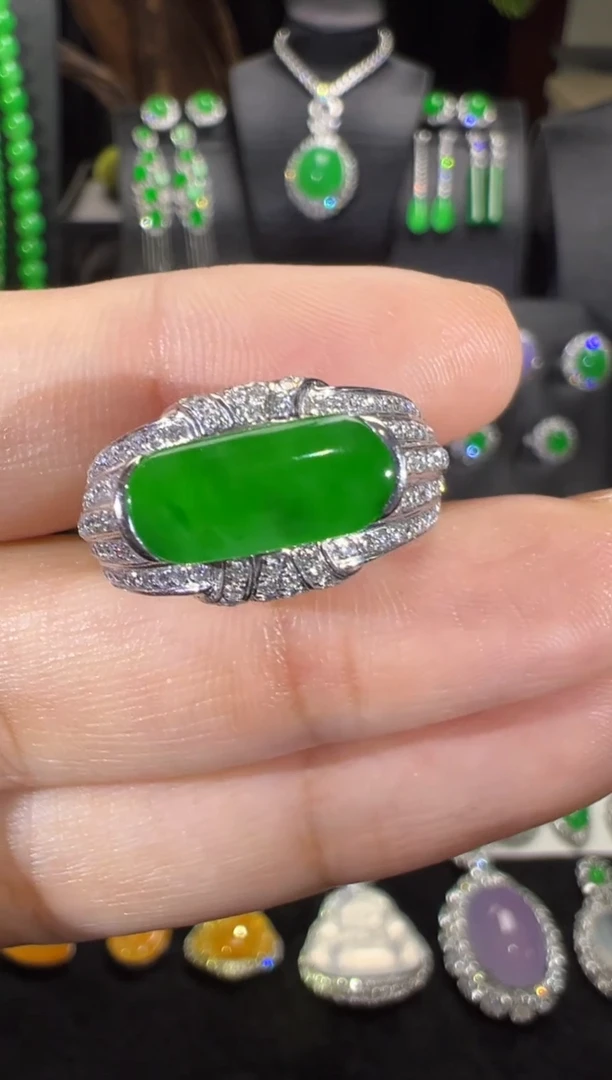 18K金镶嵌戒指翡翠高冰黄阳绿马鞍戒指