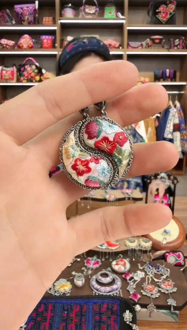 【闪购商品】织绣21蒙阿苏苗绣传承