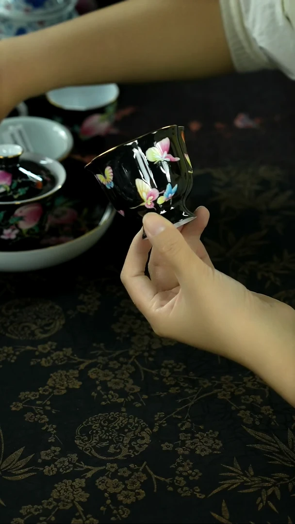 清理仓库中 茶具茶叶陶炉