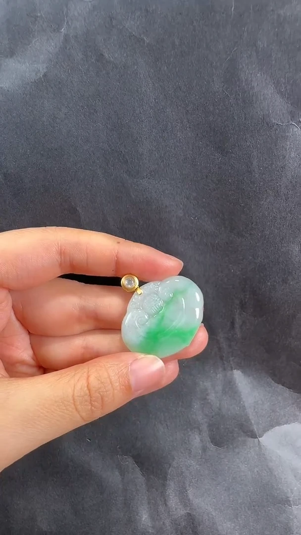 颈饰18K金镶嵌翡翠吊坠