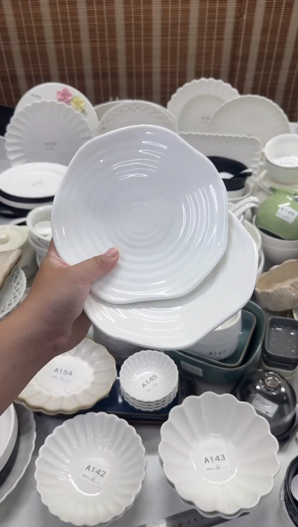 瓷           两个7.5英寸盘子