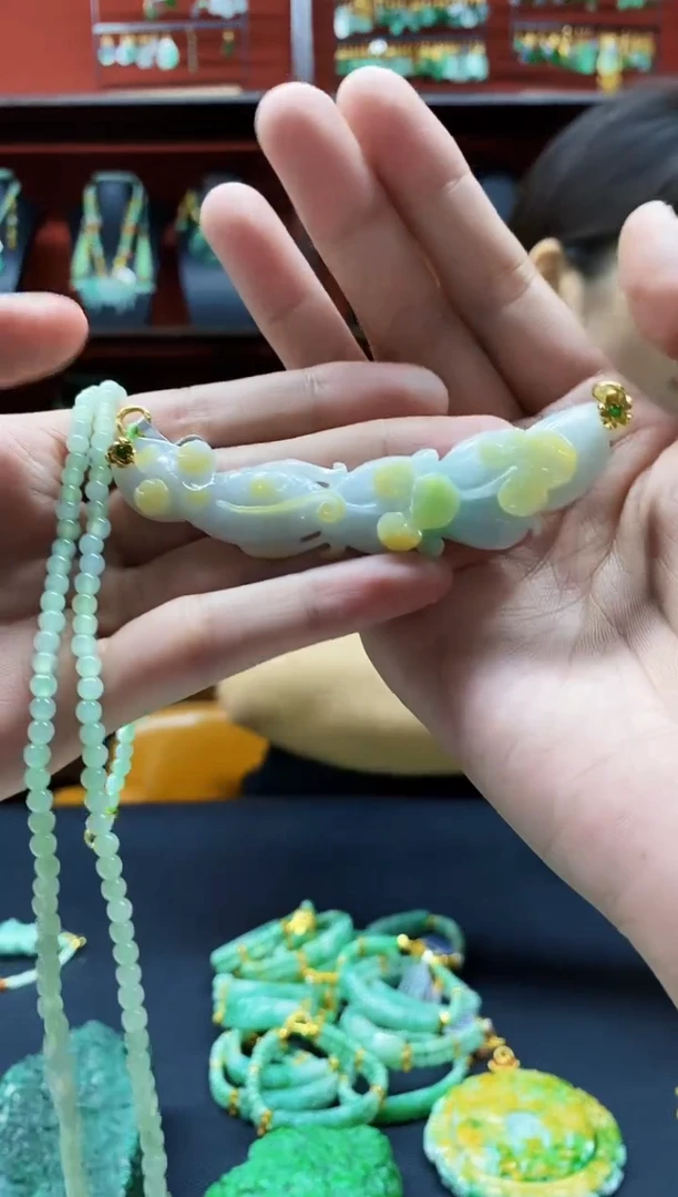 颈饰未镶嵌翡翠吊坠