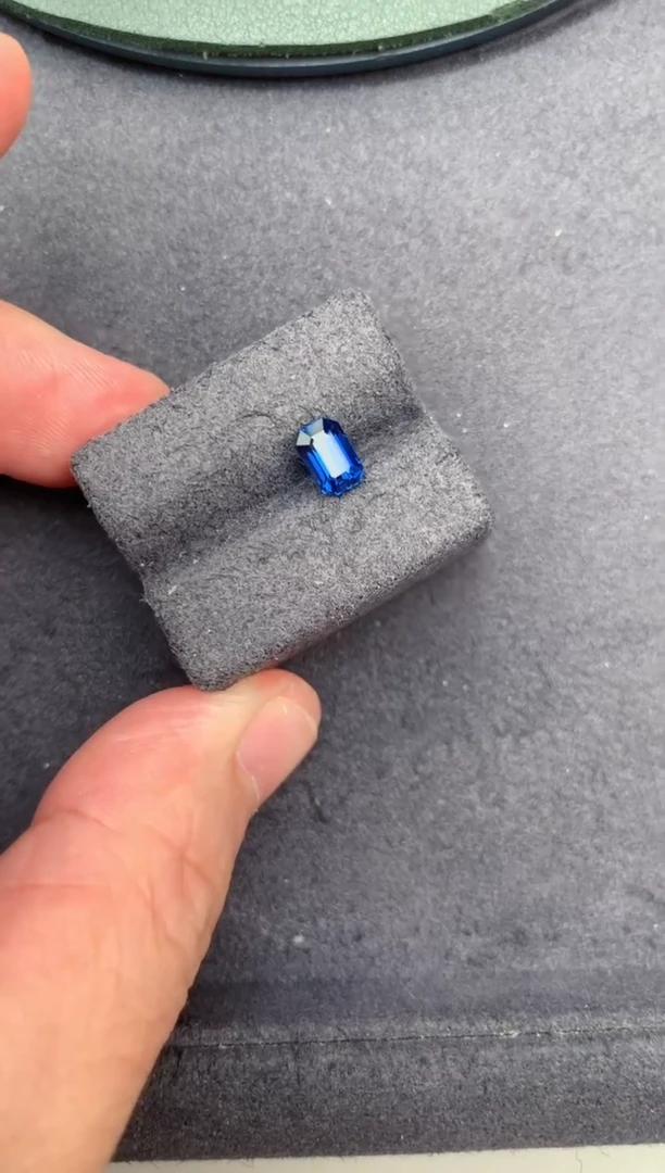蓝宝石裸石未镶嵌1.1ct皇家蓝  BE