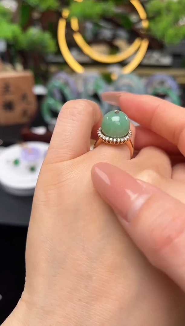 18K金镶嵌戒指翡翠戒指