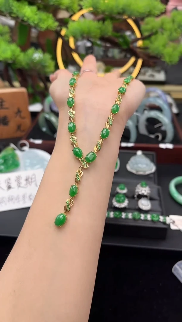 颈饰18K金镶嵌翡翠套链